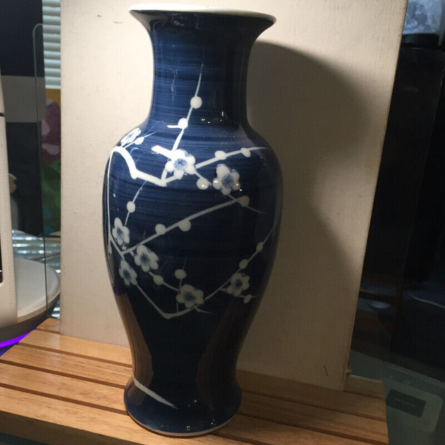 ANTIQUE LARGE CHINESE QING BLUE AND WHITE PRUNUS PAINTED VASE in Arts & Collectibles in Vancouver - Image 3
