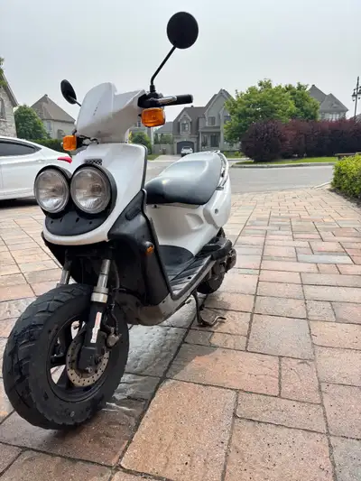 Scooter est en très bon état, bien entretenu, prêt à rouler. Démarre au quart de tour, freine bien,...