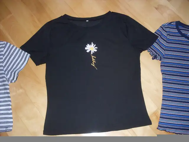 Chandails Neufs grandeur adolescente médium Fille 12 ans -14 ans in Kids & Youth in Longueuil / South Shore - Image 5