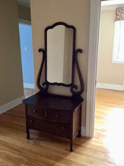 Petit meuble ancien en chêne maillé, grand miroir. Deux morceaux, View more