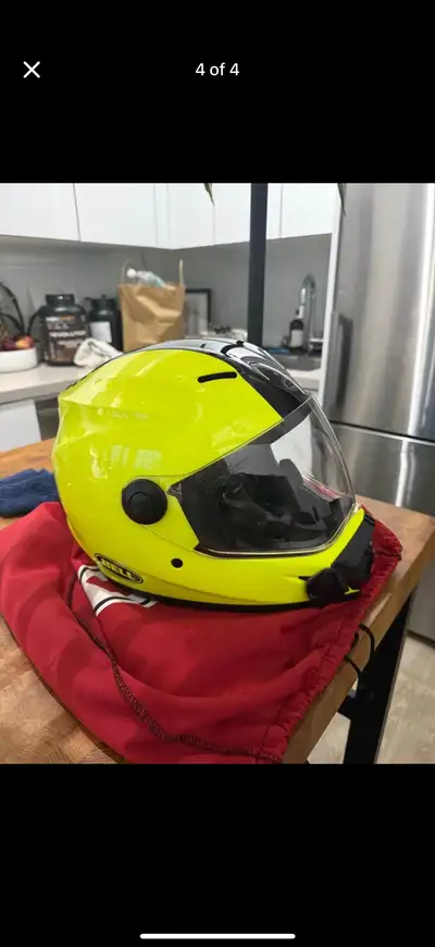 Fairly new helmet, brand BELL. Had it for 3 months. Pick up in dt Toronto. Size LARGE
