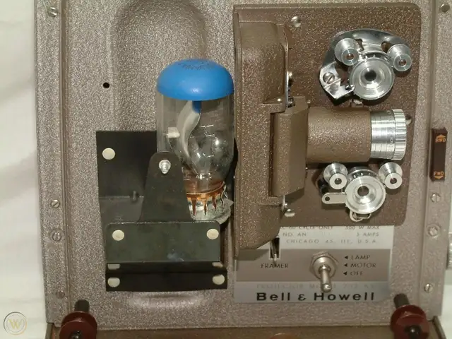 Bell & Howell 253AX Movie Projector in Video & TV Accessories in Ottawa - Image 11