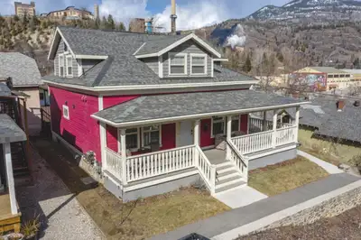 Ad for Top Floor Rental Suite - $1795 per month Beautifully Renovated Top Floor 3 Bed 1 bath Charact...