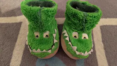 2$ pantoufles enfant grandeur 9-10 très bon état Candiac J5R 4R5, View more