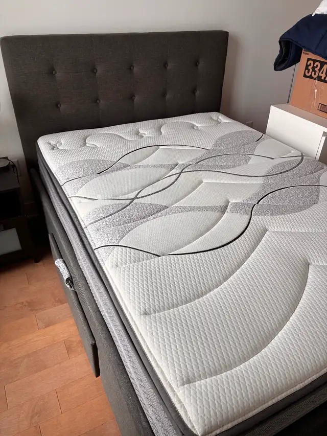 Vend lit double matelas + tête de lit avec tiroir in Beds & Mattresses in City of Montréal - Image 3
