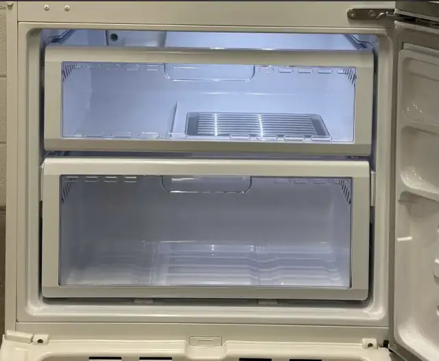 - Refrigerator “SAMSUNG” H70/W32/D28 Counter Depth  in Refrigerators in Barrie - Image 4