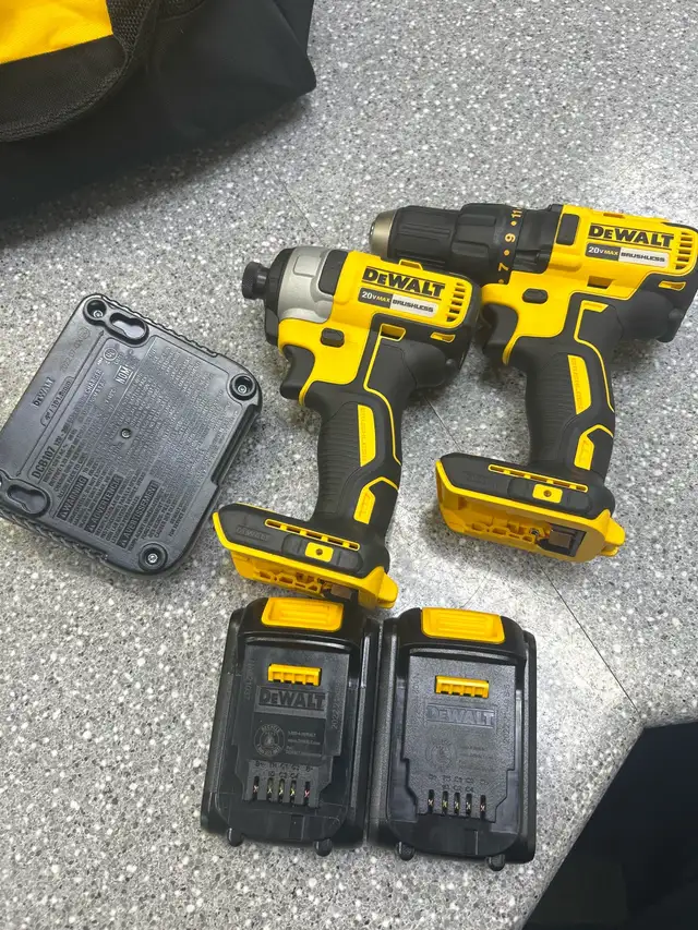 Dewalt DCK227C2 Drill/Impact Kit X2 Battaries Charger & Bag in Power Tools in Oshawa / Durham Region - Image 4