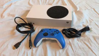 Experience fast-paced gaming with this pre-owned Microsoft Xbox Series S console, featuring an all-d...