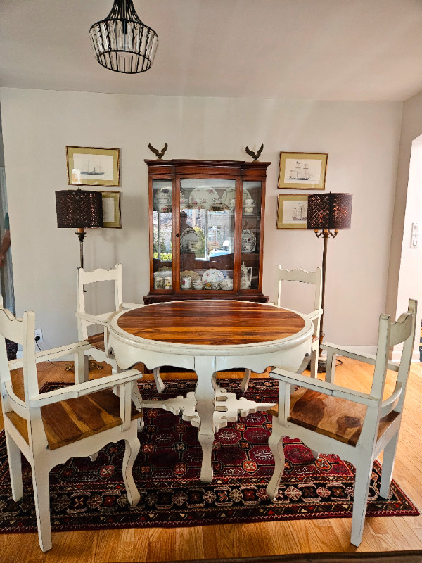Vintage Solid Wood Table and Chairs in Dining Tables & Sets in City of Toronto