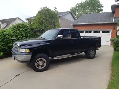 1997 dodge ram 2500 3/4 ton pickup. black with leather camel interior, S.L.T model, loaded for that...