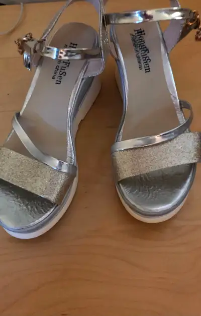 New Wedges 7,5, View more