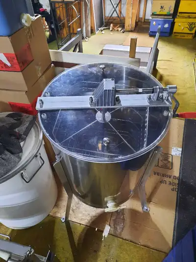Ruche d'abeille sans abeille environ 10 et tout l équipement pour extraction complète d une valeur d...