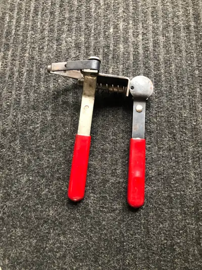 Valve Spring Compressor Tool Lisle 16750 Can be used on or off the vehicle $35.00 Email or call 519-...