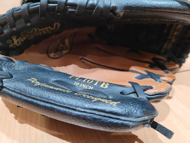10-inch Rawlings baseball/softball gloves for kids 8-11 yrs old in Baseball & Softball in Mississauga / Peel Region - Image 2
