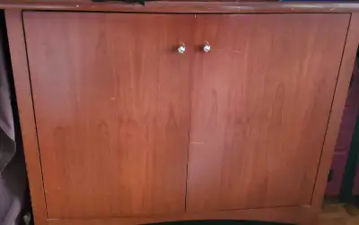 Un meuble en bois et un bureau en bois Très bon état doit partir avant le 10 juin
