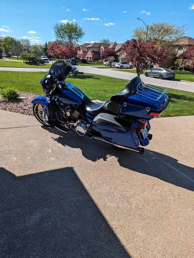 2019 street glide with low km like new km12800 in Touring in Windsor Region - Image 2
