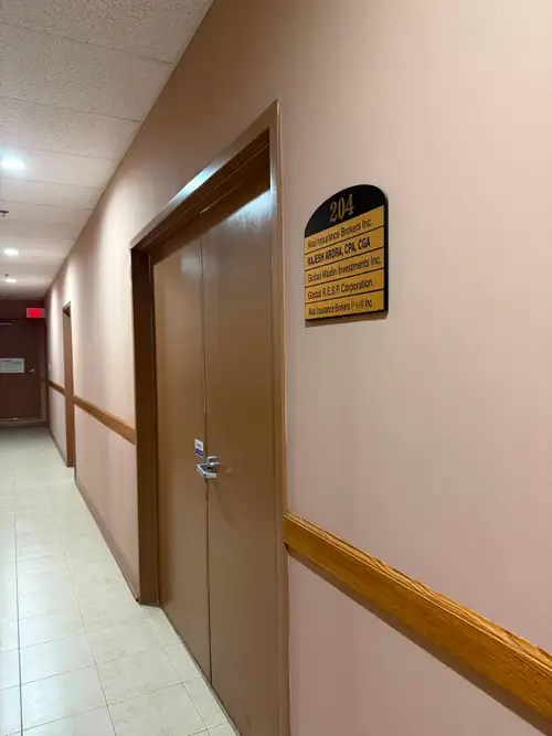 Office room for rent at busy plaza on Steels and Kennedy, in an established accounting practice.