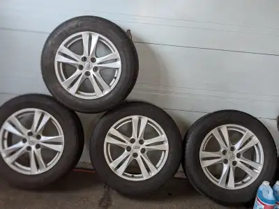 4 mags pour Hyundai Santa fe 18 pouce propre avec 4 pneus d'été .( vous pouvez les prendre pour l'ét...