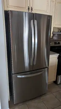 Réfrigérateur GE 33 pouces presque neuf avec garantie à vendre