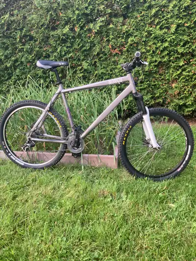 16 VITESSES ROUES 26 PO PNEUS NEUFS FREINS A DISQUE MECANIQUE HAUTEUR DU CADRE 22PO