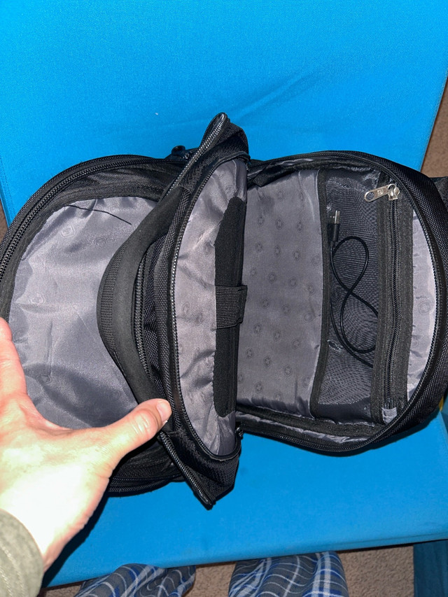 Swiss Gear Black Backpack in Bags & Luggage in City of Toronto - Image 3