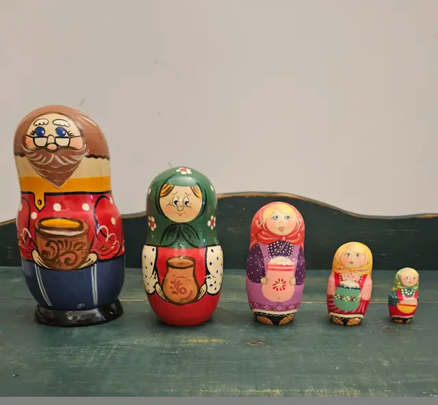 VTG WOODEN 5 - PIECE RUSSIAN MATRYOSHKA NESTING DOLL - 7.5" TALL in Home Décor & Accents in City of Toronto - Image 8