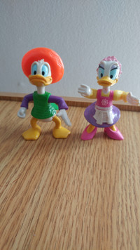 Figurines Donald Duck et Daisy de Disney.
