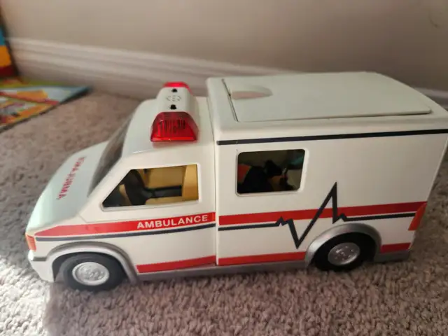 PLAYMOBIL AMBULANCE SET  4221 in Toys & Games in Calgary - Image 4