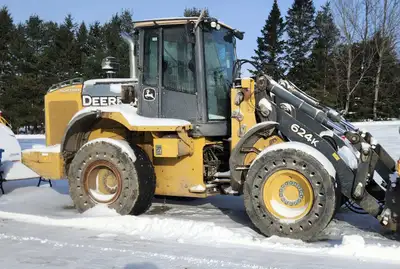 loader john deere 624k 2012 avec 18000hrs jamais fais de neige !il es en pneu anticrevaison j ai des...