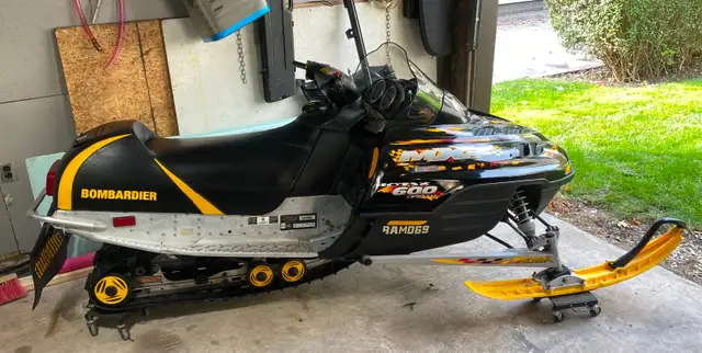2003 Skidoo MXZ 500 Trail in Snowmobiles in Sarnia - Image 3