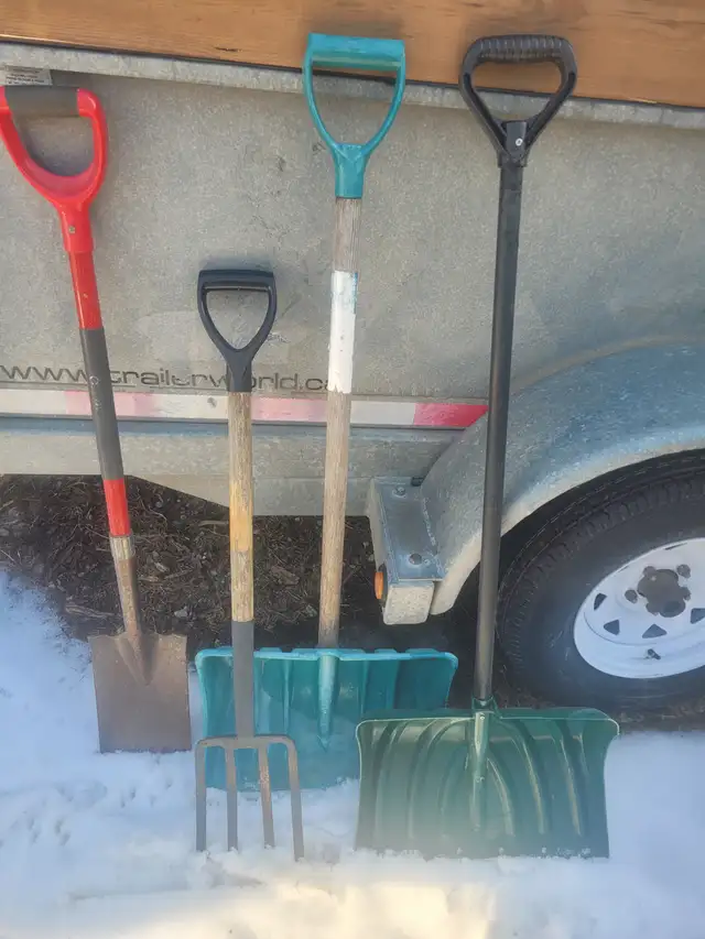 Snow shovels and garden tools MUST GO !! in Outdoor Tools & Storage in Brantford - Image 2