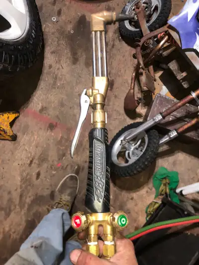 For sale is a slightly used Victor oxy-acetylene welding and cutting torch assembly, perfect for a v...