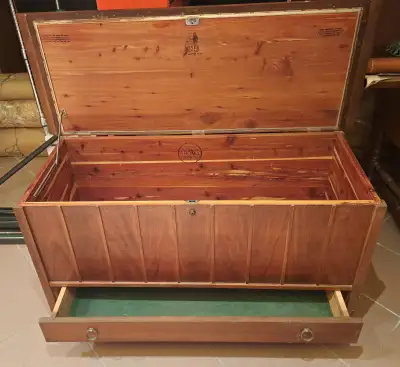 LANE CEDAR Hope Chest / Blanket Cabinet / Storage Chest Beautiful, pre-1980's, Vintage, Cedar lined,...