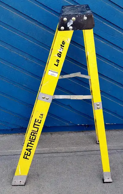 4" Featherlite 6804 Ladder (31301504), View more