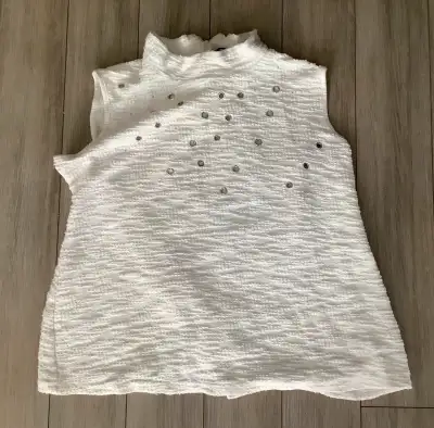 White High Neck SleevelessTop Size. L Zipper back top Bellclini