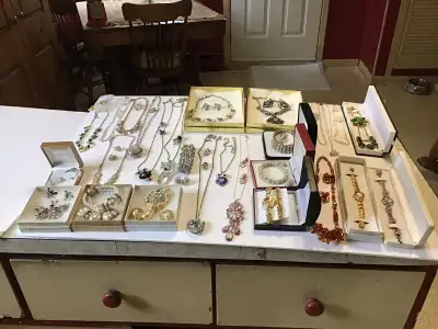 Ensemble bijoux., View more