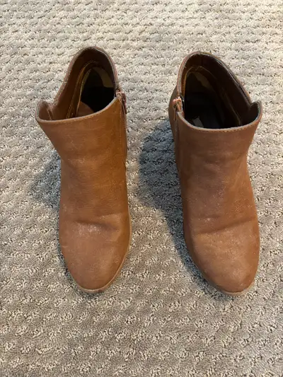 Women's zip up shoes size 8 1/2, View more
