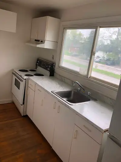 room for rent in 2 bdrm apt. near Algonquin College