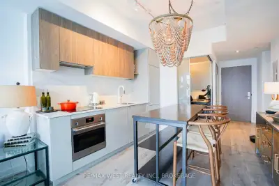 1 Bedroom + 1 Den Condo at Eglinton/Yonge 2 Full Bathrooms (1 en suite) Washer and Dryer In Unit Ope...