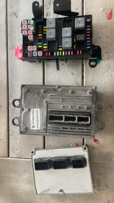 Few good used parts out of a 2006 for 6.0 powerstroke diesel -nice bluetooth pioneer radio$200 -pcm...