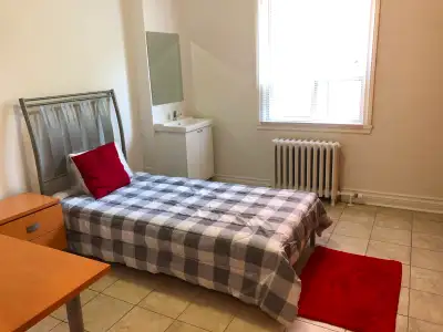 (English below) *** 1 mois gratuit / 1 month free *** Belle chambre à louer dans une maison de chamb...