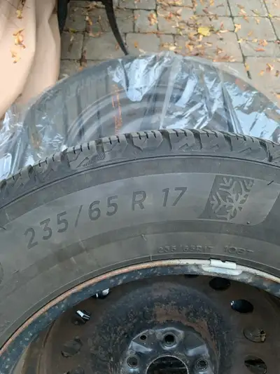 Set of 4 winter tires with rims Michelin X-Ice Snow 233/65R17 for 2018 - 2022 Honda CR-V. Lightly us...