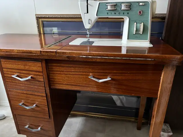 SINGER SEWING MACHINE in Other in Saskatoon - Image 6