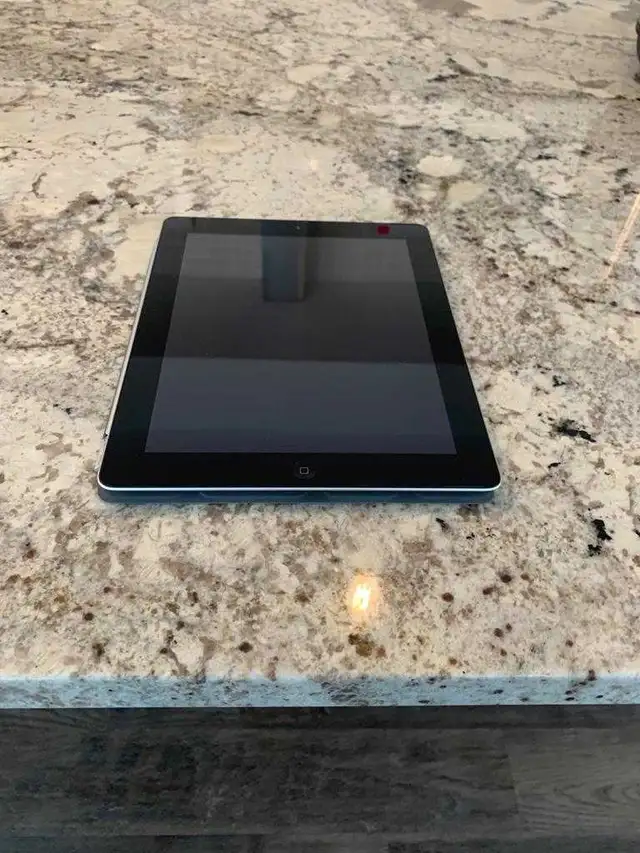 Apple iPad 2, 16 GB & Smart Cover + Charger in iPads & Tablets in Winnipeg - Image 2