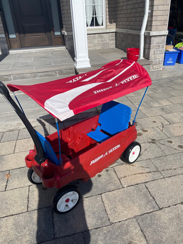 Radio Flyer Deluxe Family Wagon With Canopy in Toys & Games in Markham / York Region - Image 2