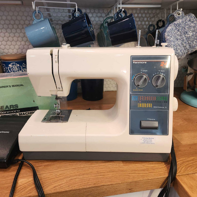 Kenmore 385 ( Janome ) Sewing Machine in Hobbies & Crafts in Winnipeg