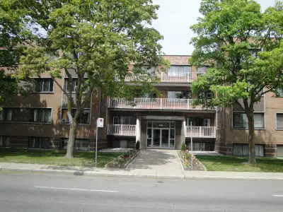 Grand 41/2 à Ville Saint-Laurent (près métro, autobus et écoles)