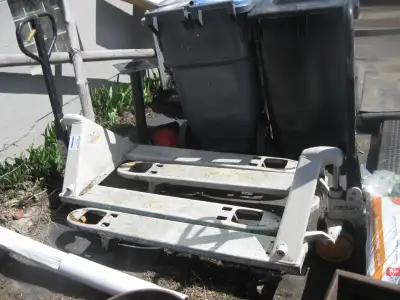 Lifts up to 5000 pounds. Only one. Steel safety grill available as well. If interested please REPLY...