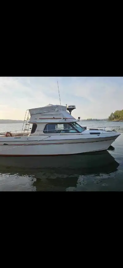 Beautiful 288 villa Vee yacht for sale. Needs a waterpump for one motor but motors work and boat has...