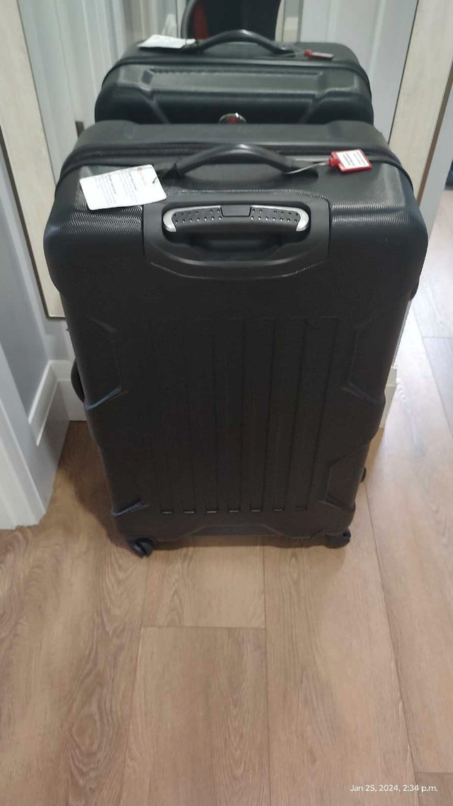 Spinner 2 piece luggage set  in Other in Oakville / Halton Region - Image 4